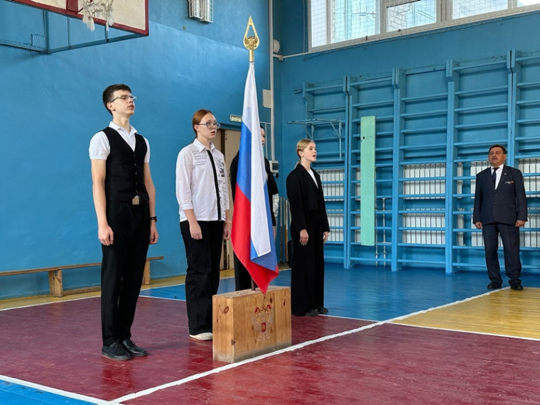 Сегодня прошла еженедельная общешкольная линейка в честь памятной даты..